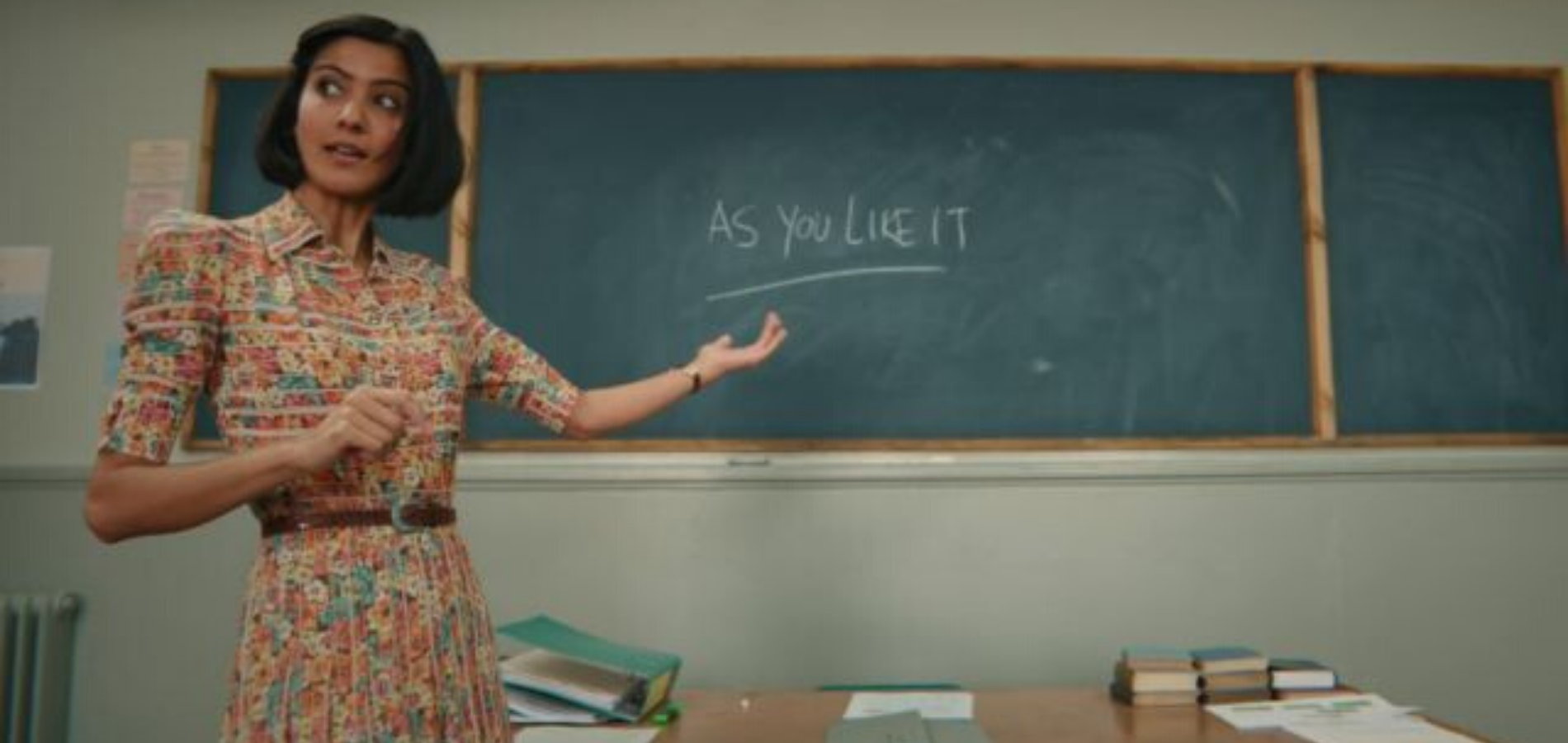 Imagen de la profesora Sands, de la serie Sex Education, en la sala de clases