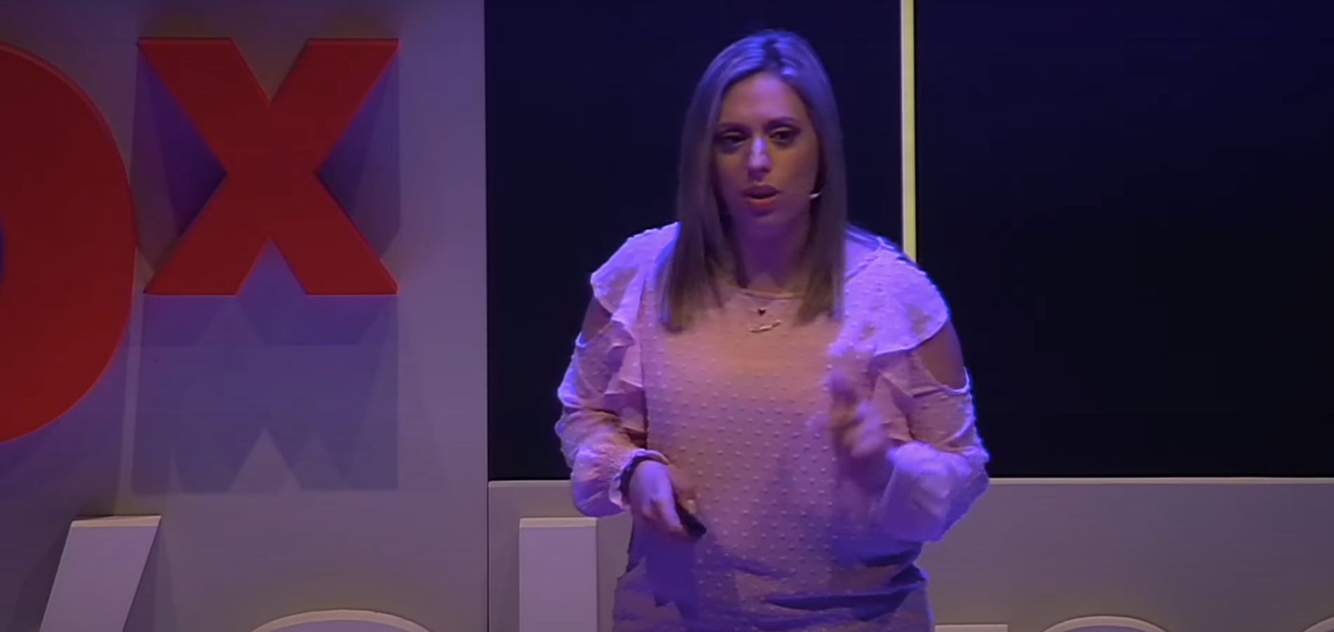 Coni La Grotteria mientras desarrolla su charla TED sobre Educar para la paz