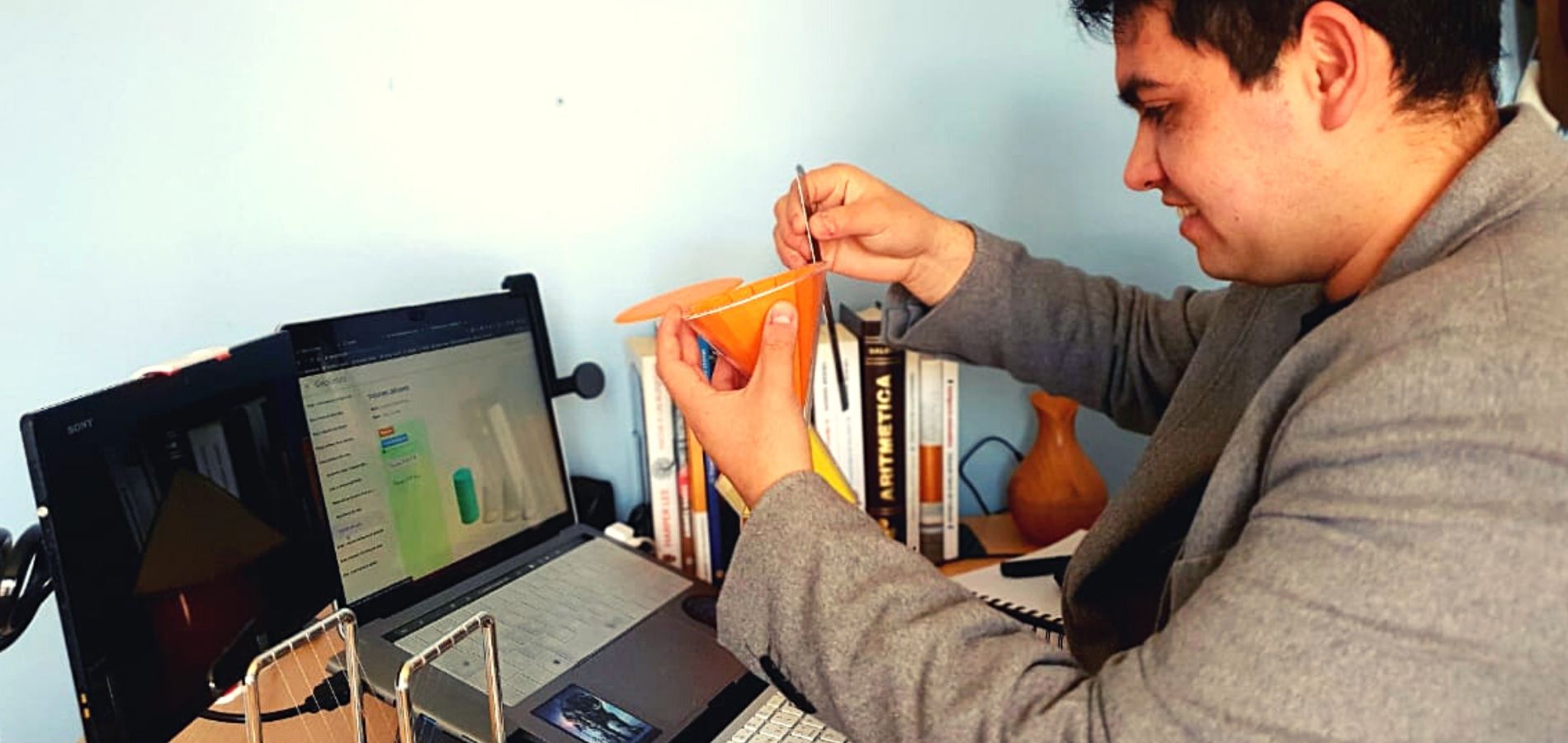 Víctor Gálvez, profesor de matemática, grabándose para subir un video a YouTube