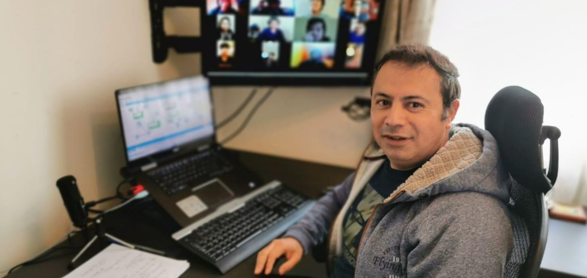 imagen del profesor Gerardo, durante una clase en línea con sus estudiantes