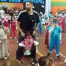 La emotiva historia tras el profesor que ayudó a alumna con discapacidad a bailar