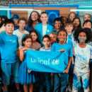Millie Bobby Brown y otros famosos se “pintan de azul” por los derechos de los niños