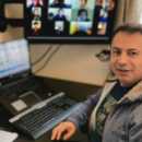 Con un laboratorio en casa y un simulador, este profesor logra que sus estudiantes aprendan haciendo